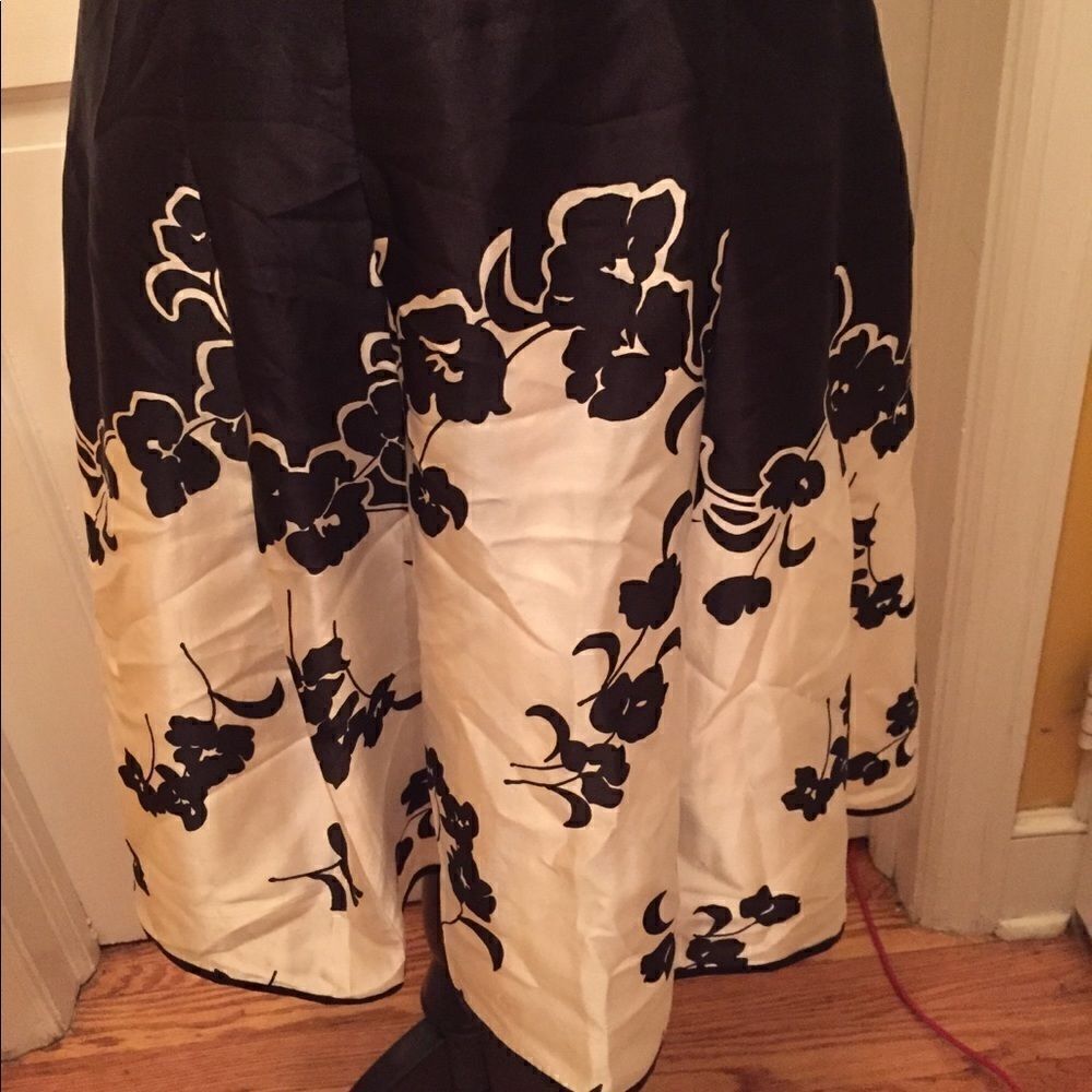 White House Black Market skirt size 4‎